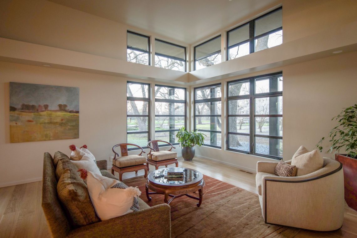 Sitting room interior with clear views framed by slim aluminum profiles
